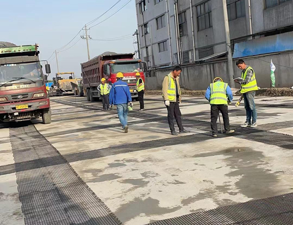 银海老材料的新故事:玻璃纤维土工格栅如何在‘白改黑’浪潮中重获新生?